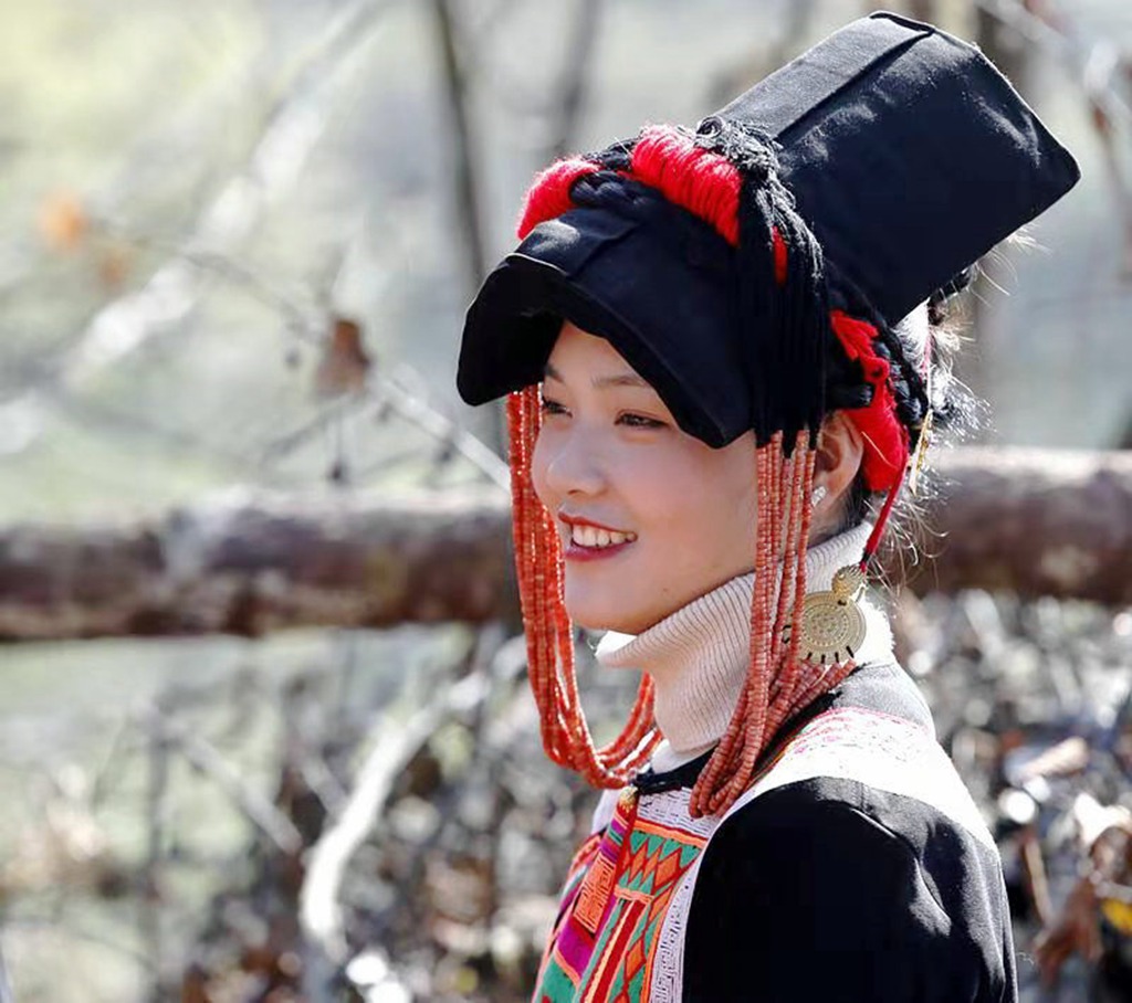 美姑美女艳压群芳,犹如深山里的绿色明珠.