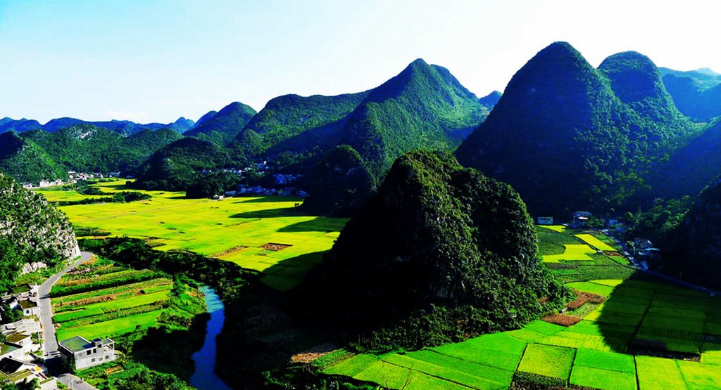 将军峰:进入国家级旅游风景区万峰林入口,放眼西望,群峰环绕着一座最