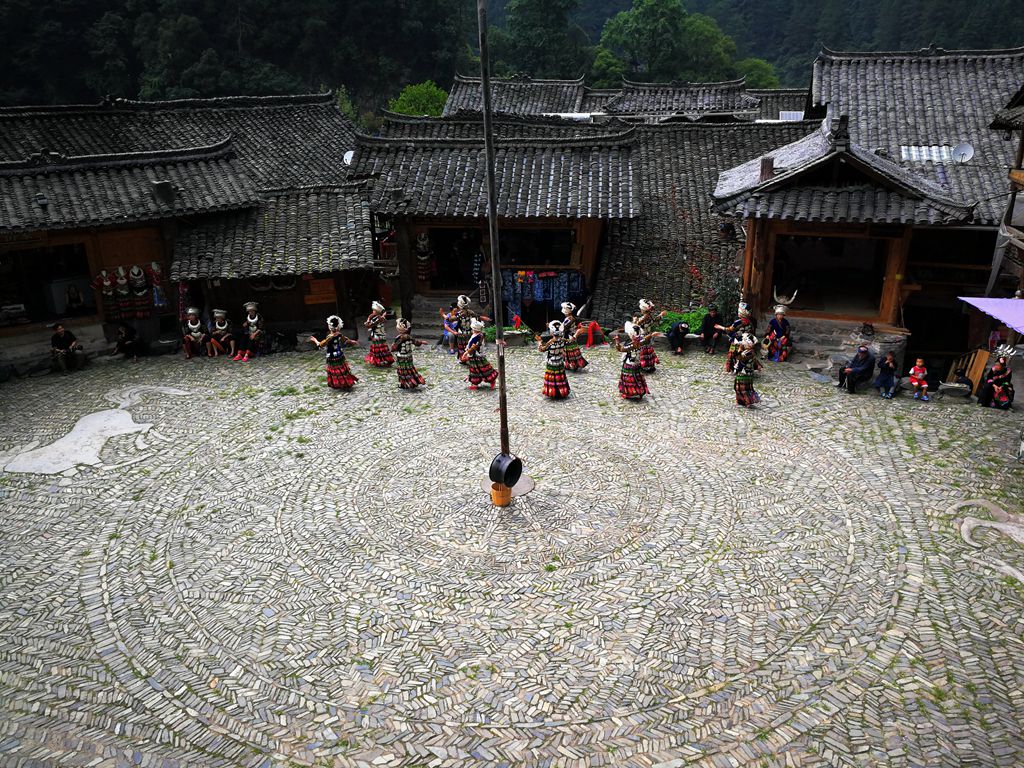 黔东南凯里市苗寨,西千户苗寨天气,西千户苗寨长桌宴_大山谷图库